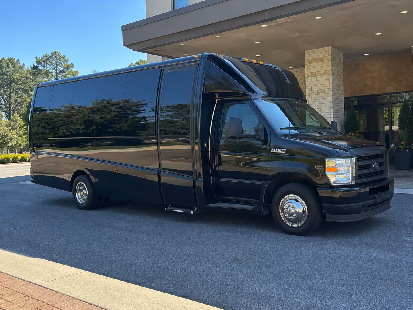concert bus rentals for groups heading to climate pledge arena in seattle